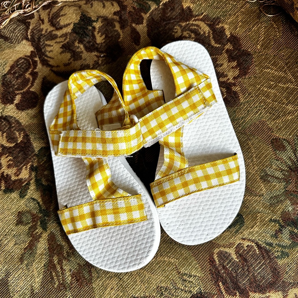 Old navy sandals size 13